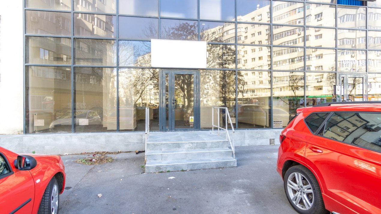 Spatiu comercial stradal, Turda 98, 2 intrari, 109 mp cu vitrina 10 m, centrala