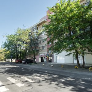 Bloc ingrijit, sitem fotovoltaic si panouri solare.
