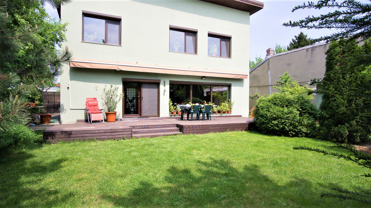 Vila deosebita Bucurestii Noi cu curte generoasa, zona frumoasa si linistita