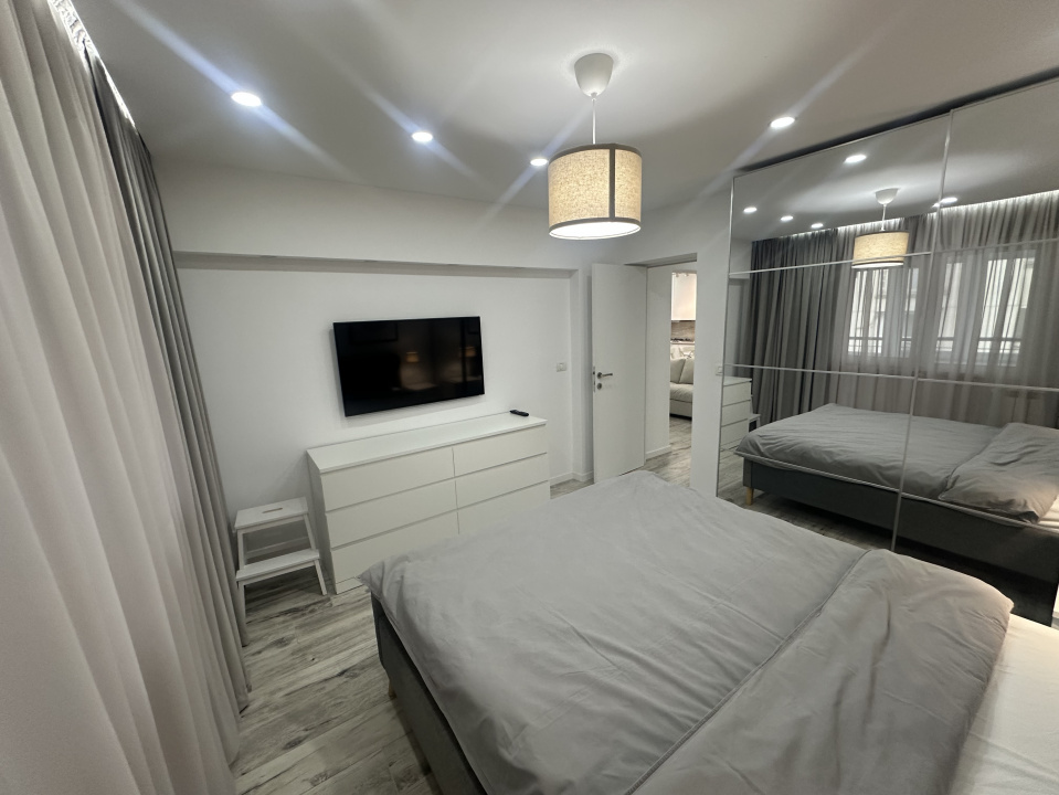 UNIRII, 3 CAMERE LUX-80 MP!