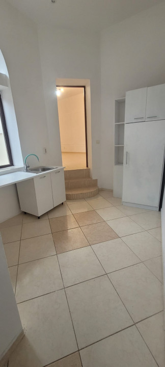  MEGA OCAZIE SE INCHRIAZA APARTAMENT DE 4 CAMERE IN ZONA PIATA  ROMANA 