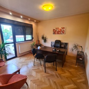 Apartament cu 5 camere pentru birouri în zona Cașin