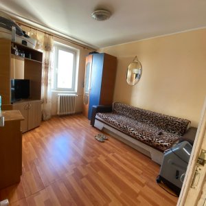 SE VINDE APARTAMENT 3 CAMERE DECOMANDAT SPATIOS IN ZONA RAHOVA-MARGEANULUI 