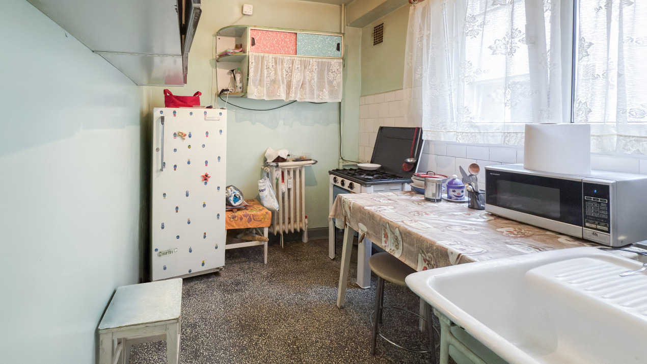 Apartament 2 camere, decomandat, etaj 3/4, Str. Brașov – Drumul Tabere