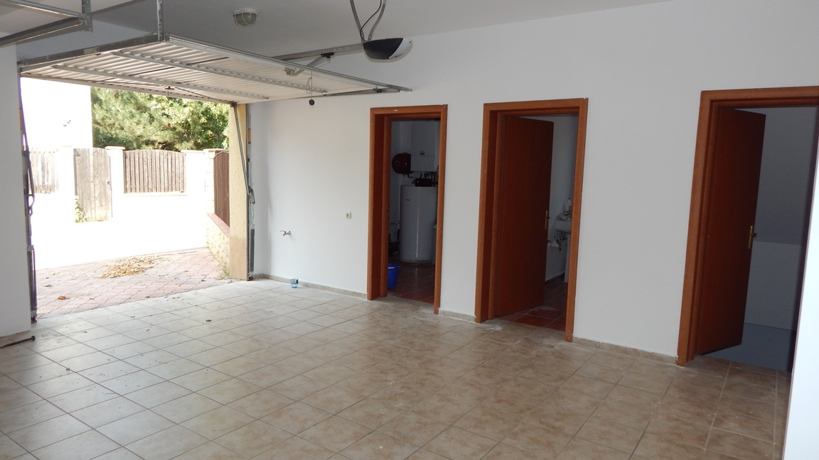 IANCU NICOLAE, zona British School ,vila cu piscina si curte generoasa