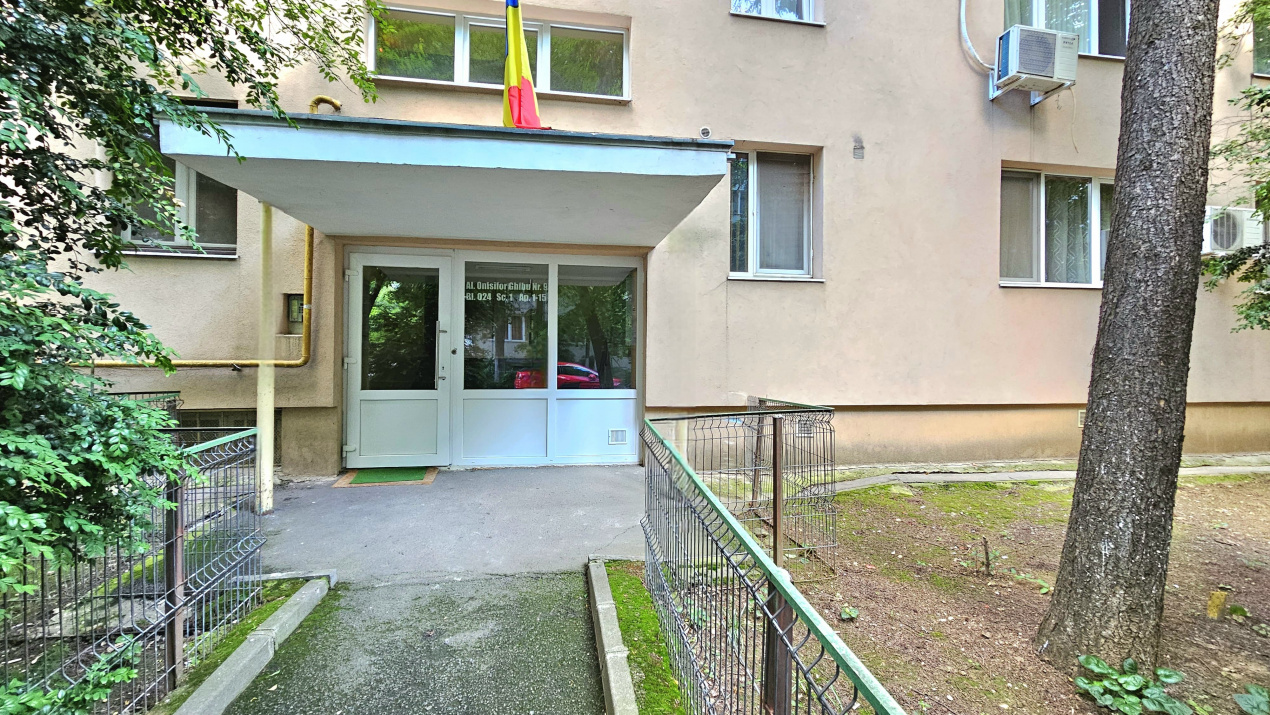 Apartament decomandat etaj 1 vedere libera 
