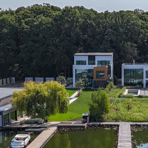 🏡 Reședință modernă 400 mp utili, teren 1.200 mp – deschidere directă la lac
