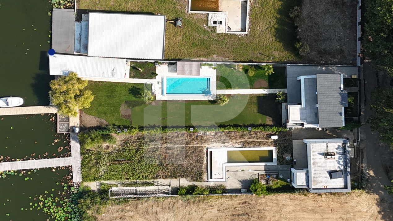 🏡 Reședință modernă 400 mp utili, teren 1.200 mp – deschidere directă la lac