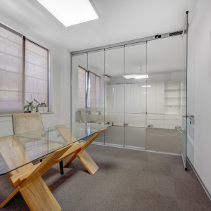 Apartament - birouri -  acces separat - loc de parcare - depozitare